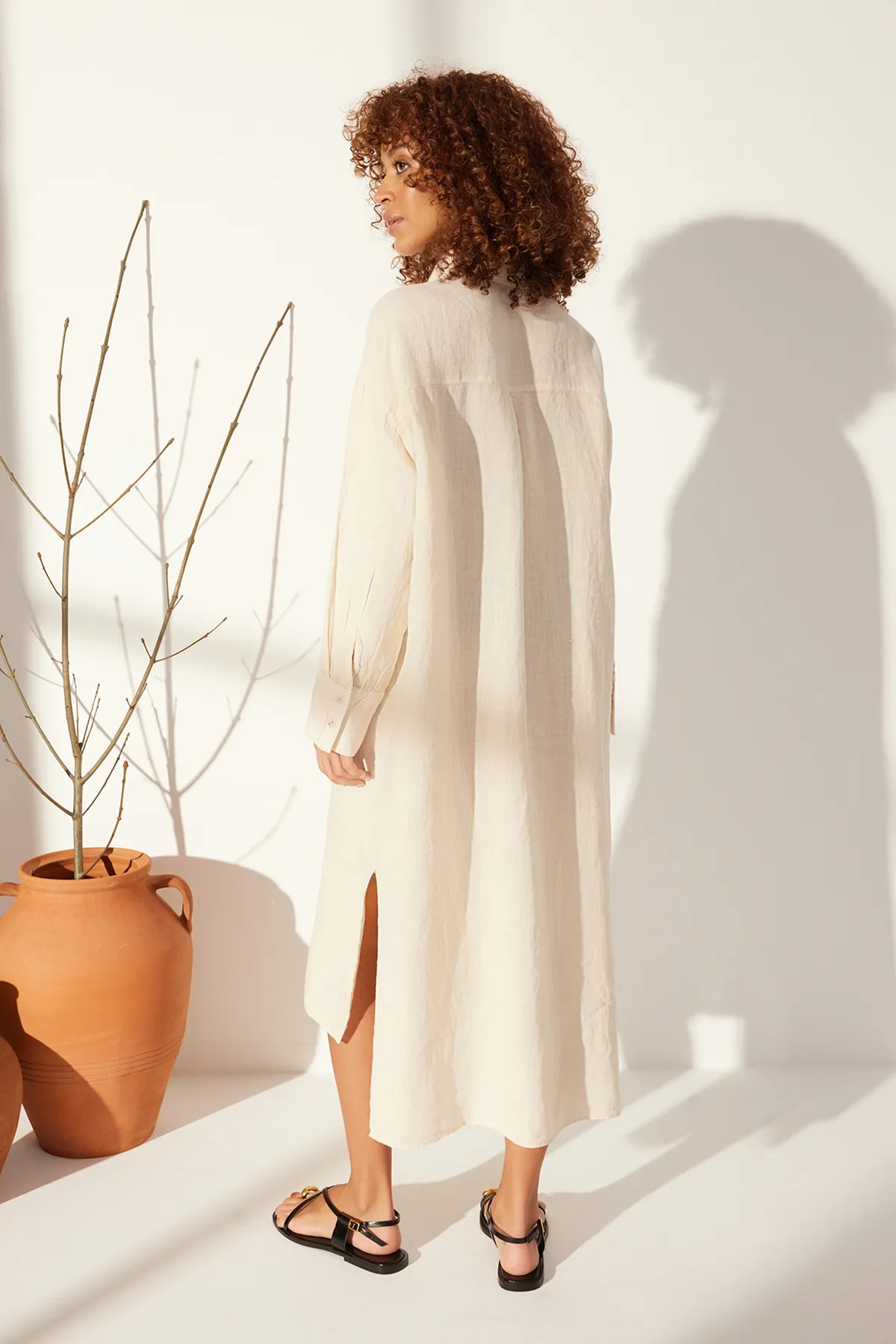 Trendyol Collection  Beiges, langes, übergroßes Hemdblusenkleid aus Leinen - TWOSS24GO00119