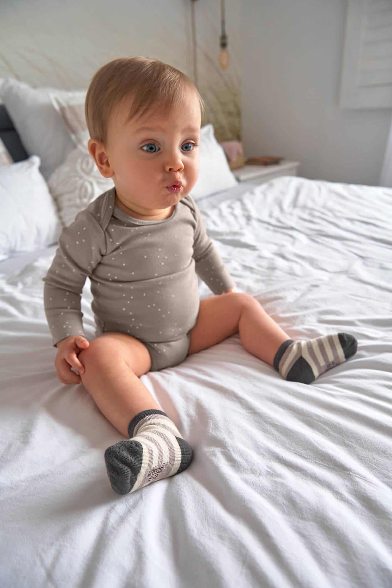 Baby Wickelbody langarm - Bio Baumwolle, Punkte, Taupe