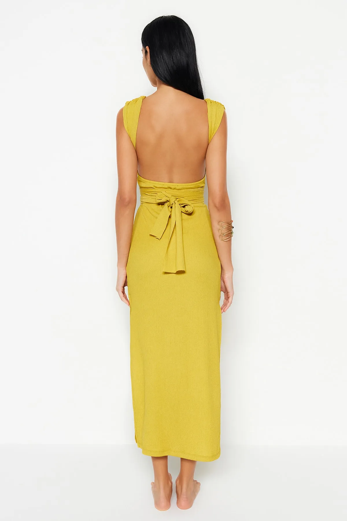 Trendyol Collection  Fettgrünes, figurbetontes, gestricktes, rückenfreies Maxi-Strandkleid TBESS23EL00232