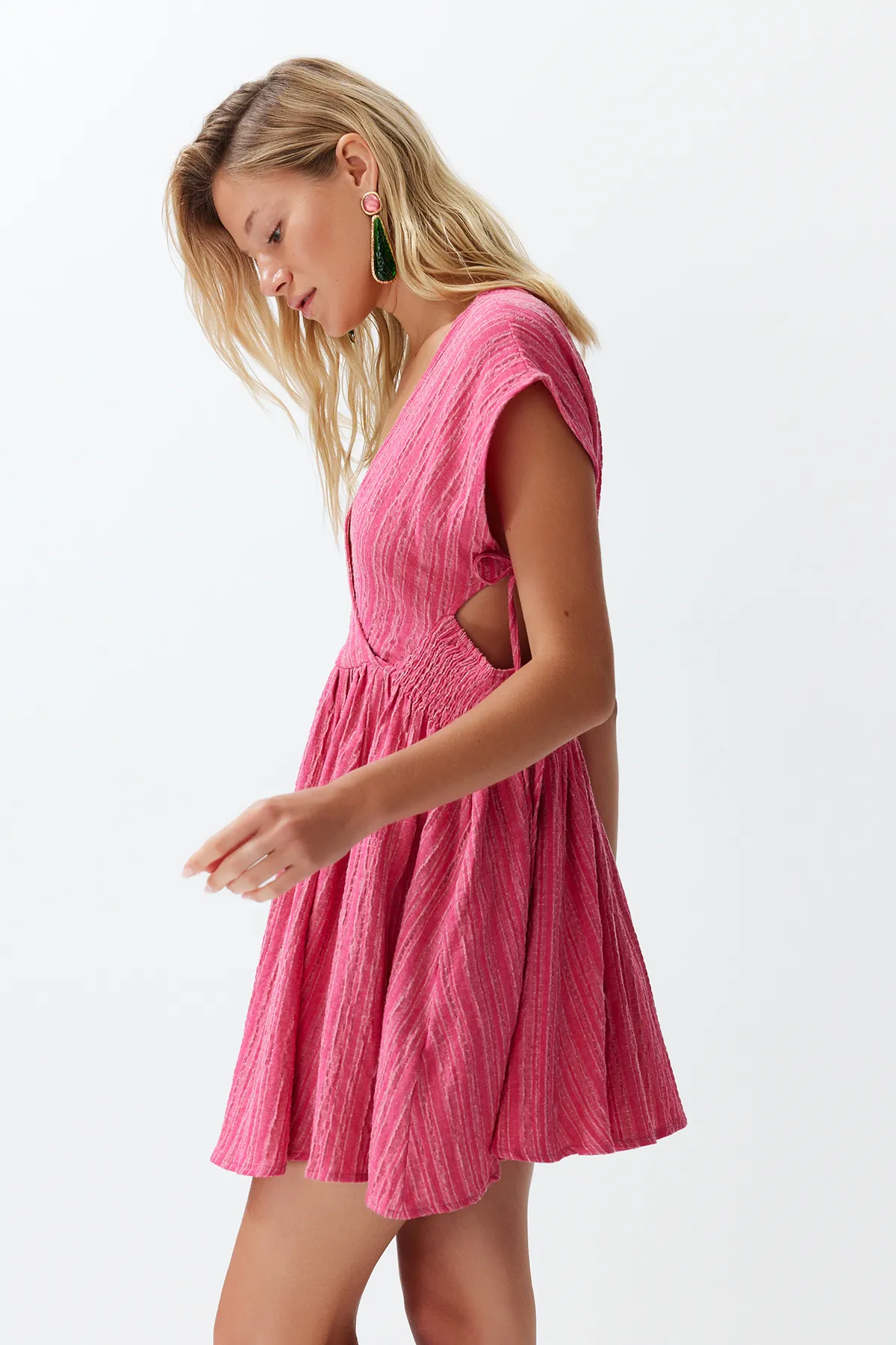 Trendyol Collection  Fuchsiafarbenes, gewebtes Mini-Strandkleid aus einer Leinenmischung mit Cut-out/Fensterausschnitt TBESS24EL00075