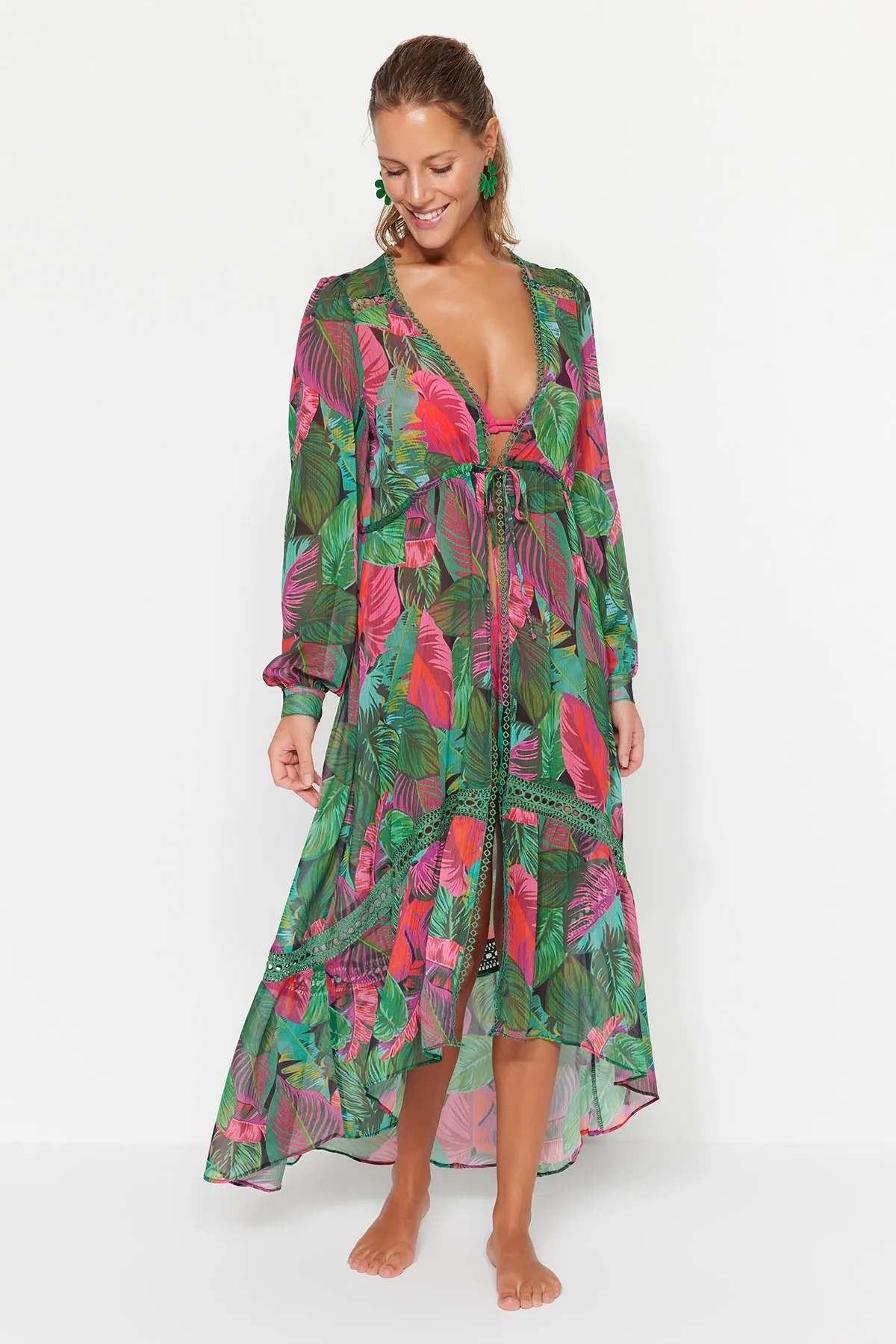 Trendyol Collection  Tropisch gemusterter Maxi-Kimono und Kaftan aus gestricktem Chiffon mit Streifen-Accessoires TBESS23KM00002