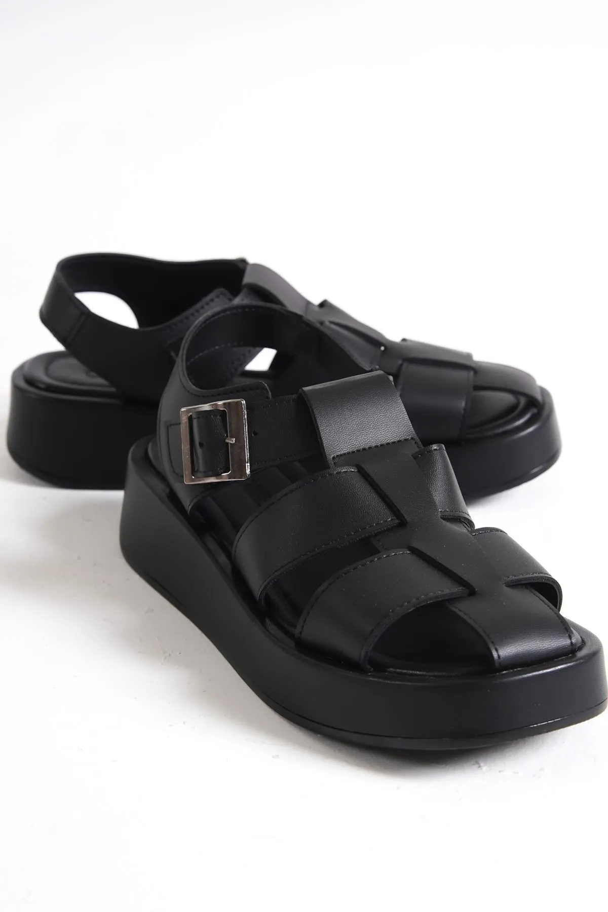 Capone Outfitters  Capone Gladiator Riemchen-Keilabsatz, schwarze Damen-Flatform-Sandalen
