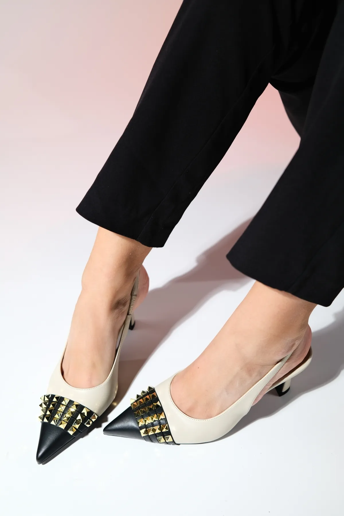LuviShoes  AELLA Beige-schwarze Troked-Schuhe mit spitzem Zehenbereich für Damen