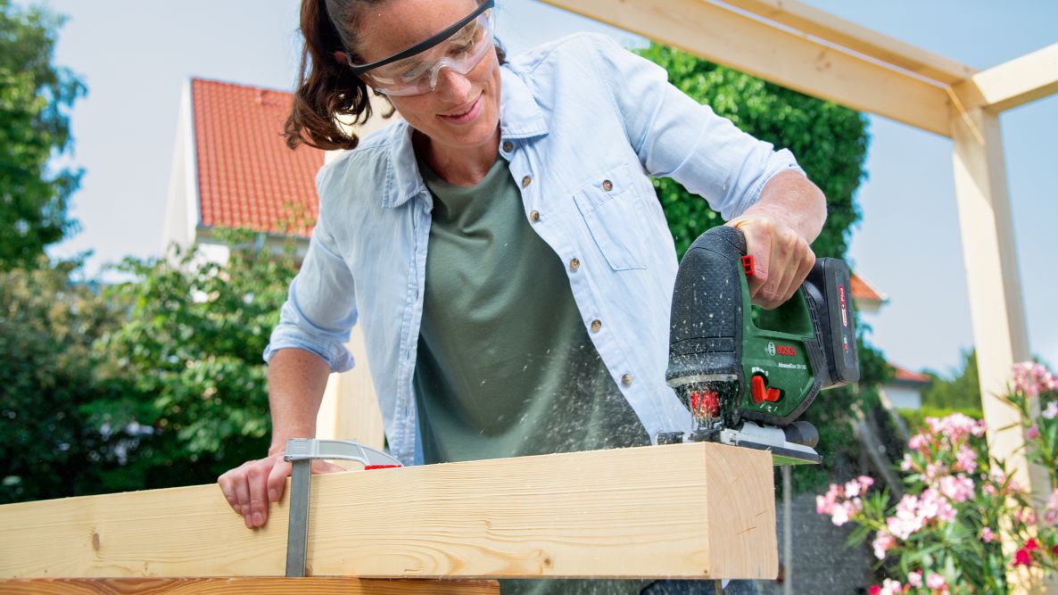 Bosch Green 0603013003 AdvancedSaw 18V-140 Batteridrevet stikksag 1x 2,0 Ah og lader AL 18V-20