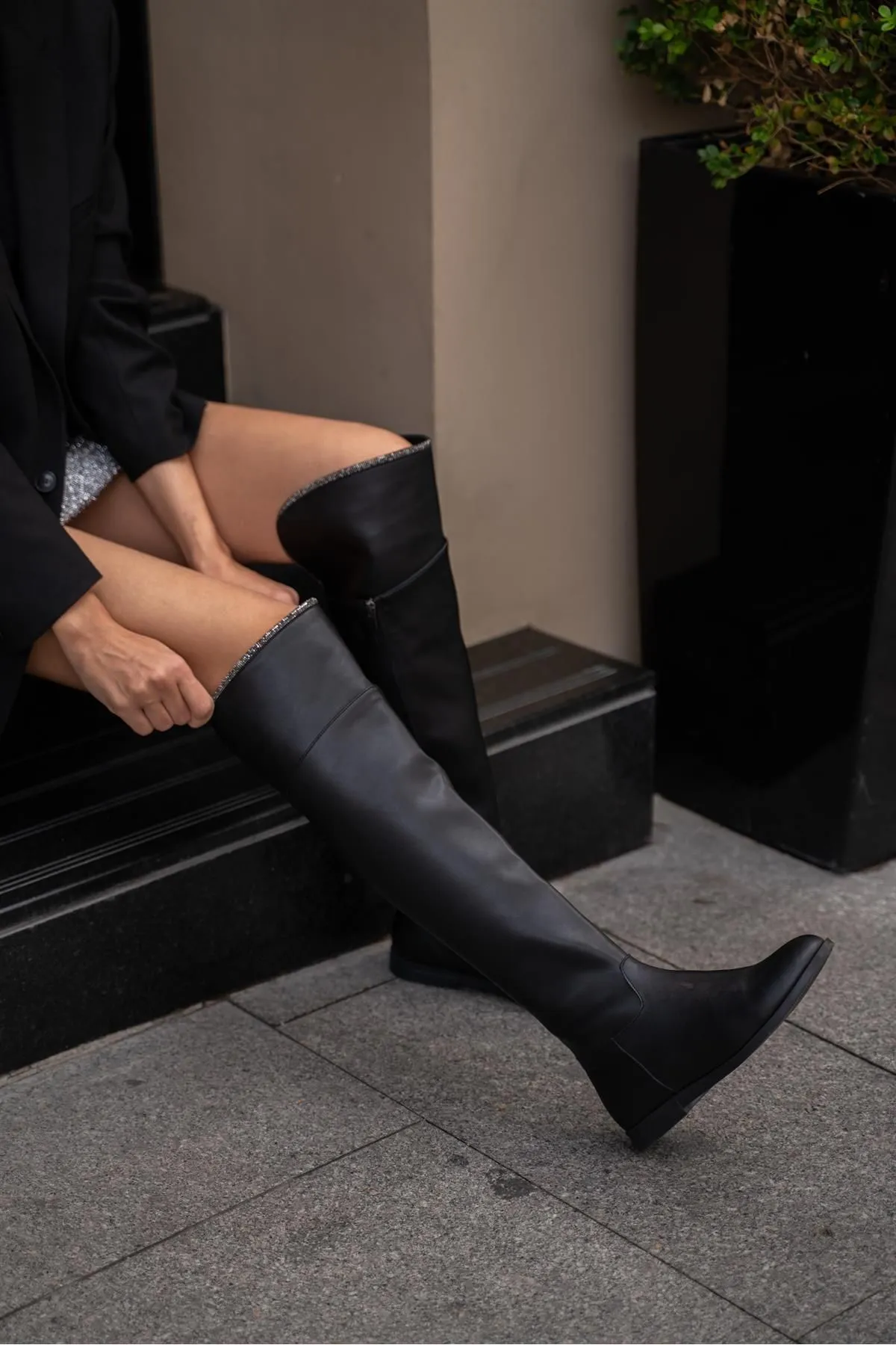 Madamra  Schwarze Damen-Stiefel aus langem Leder mit Steindetails