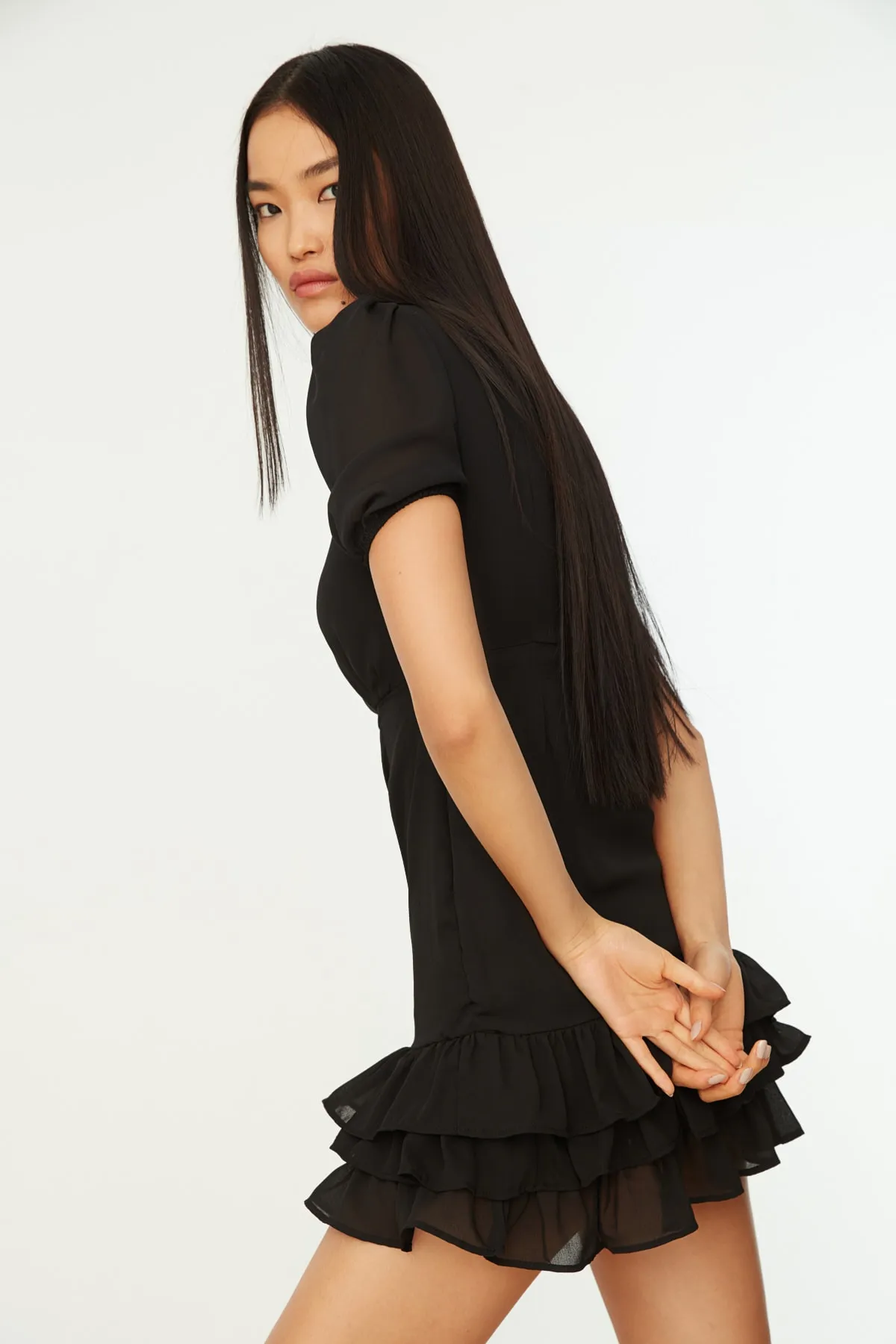 Trendyol Collection  Schwarzes, gewebtes Kleid mit Rüschen und Kragen TWOSS21EL1563