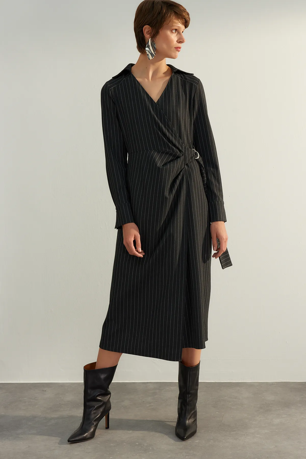 Trendyol Collection  Schwarzes gerade geschnittenes Midi-Kleid mit zweireihigem Verschluss, gestreiftes Kleid, gewebtes Kleid TWOAW24EL00239
