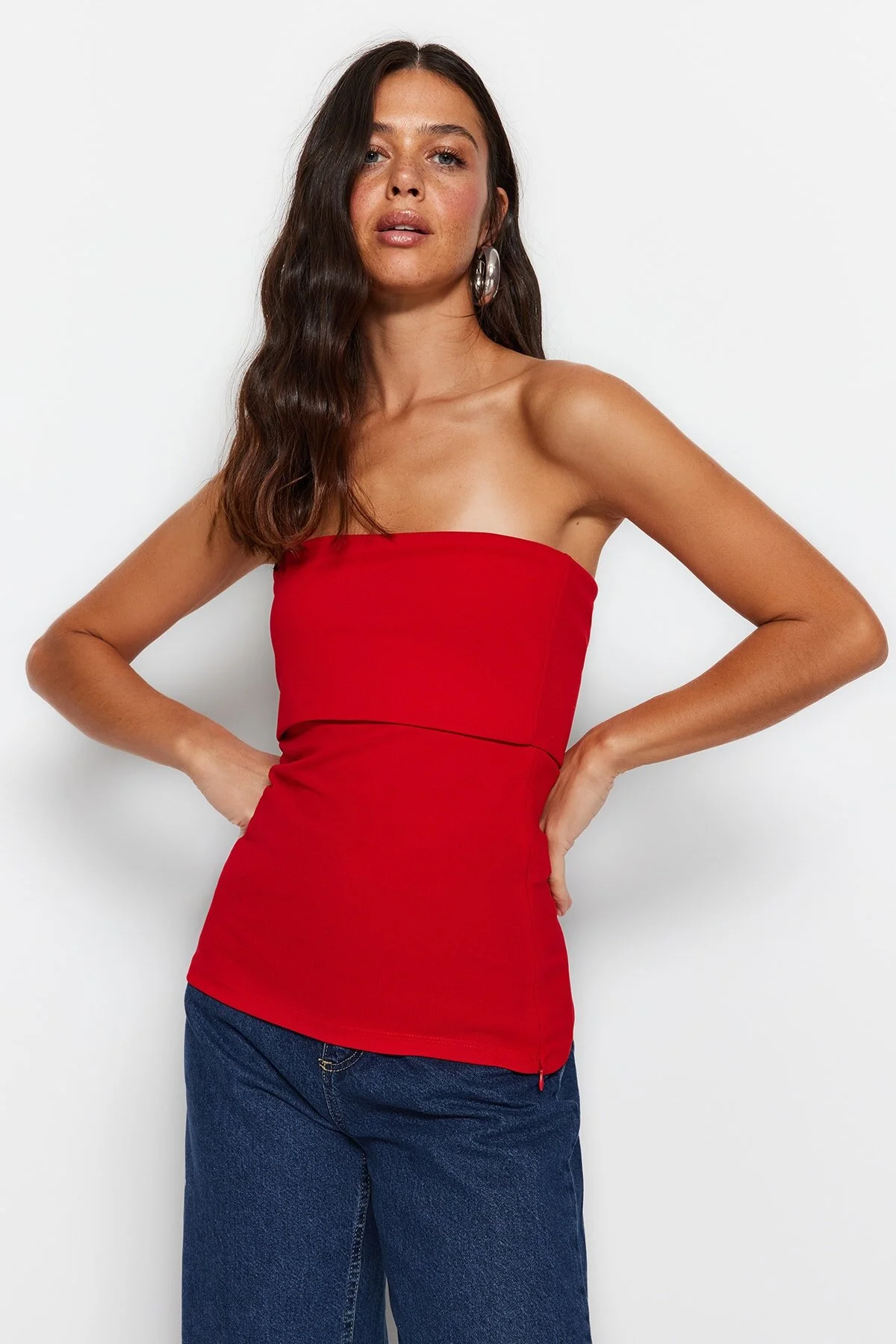 Trendyol Collection  Rote Krepp-Strickbluse mit trägerlosem Kragen und seitlichem Reißverschluss TWOSS23BZ00928