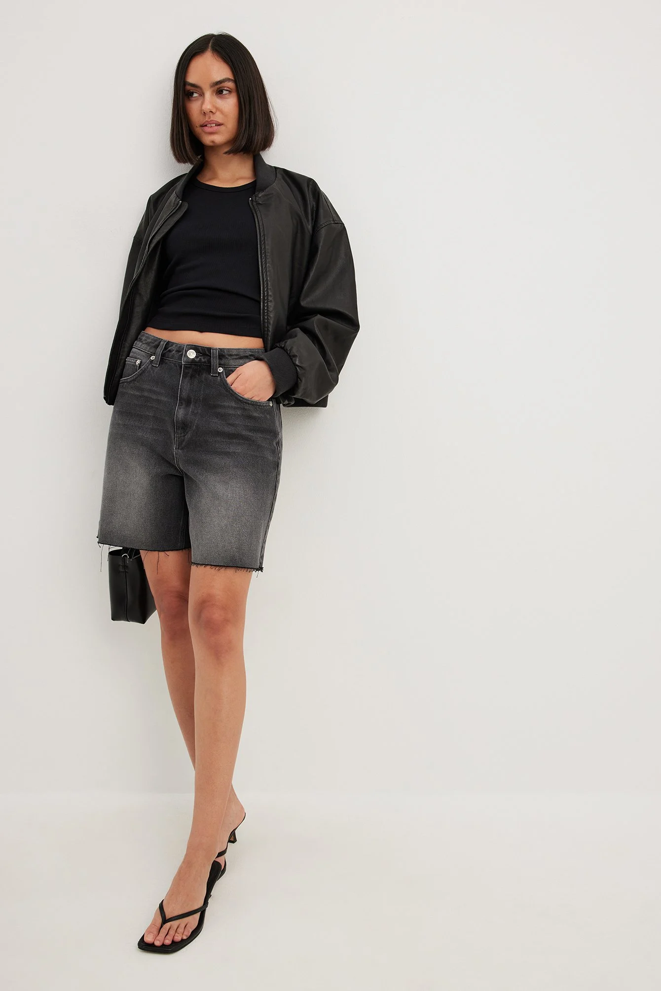 Hochtaillierte Denim-Shorts mit rohem Saum