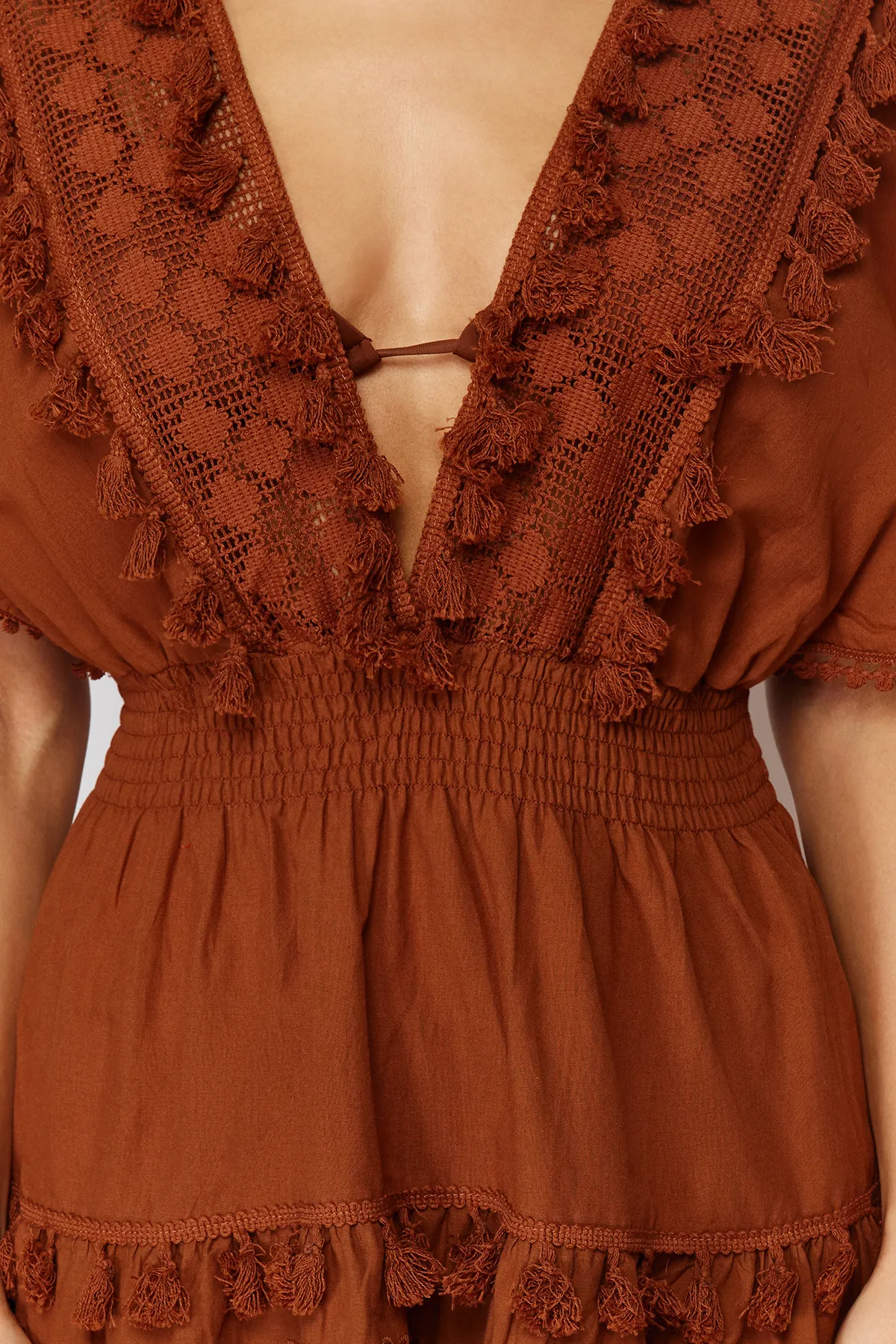 Trendyol Collection  Braunes Mini-Strandkleid aus 100 % Baumwolle mit gewebten Brode-Details TBESS21EL1248