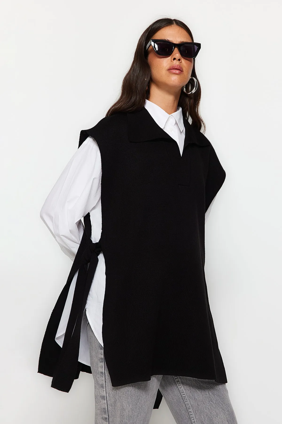 Trendyol Modest  Schwarzer Strickpullover mit Polokragen und seitlichem Bindeband TCTAW24UV00028