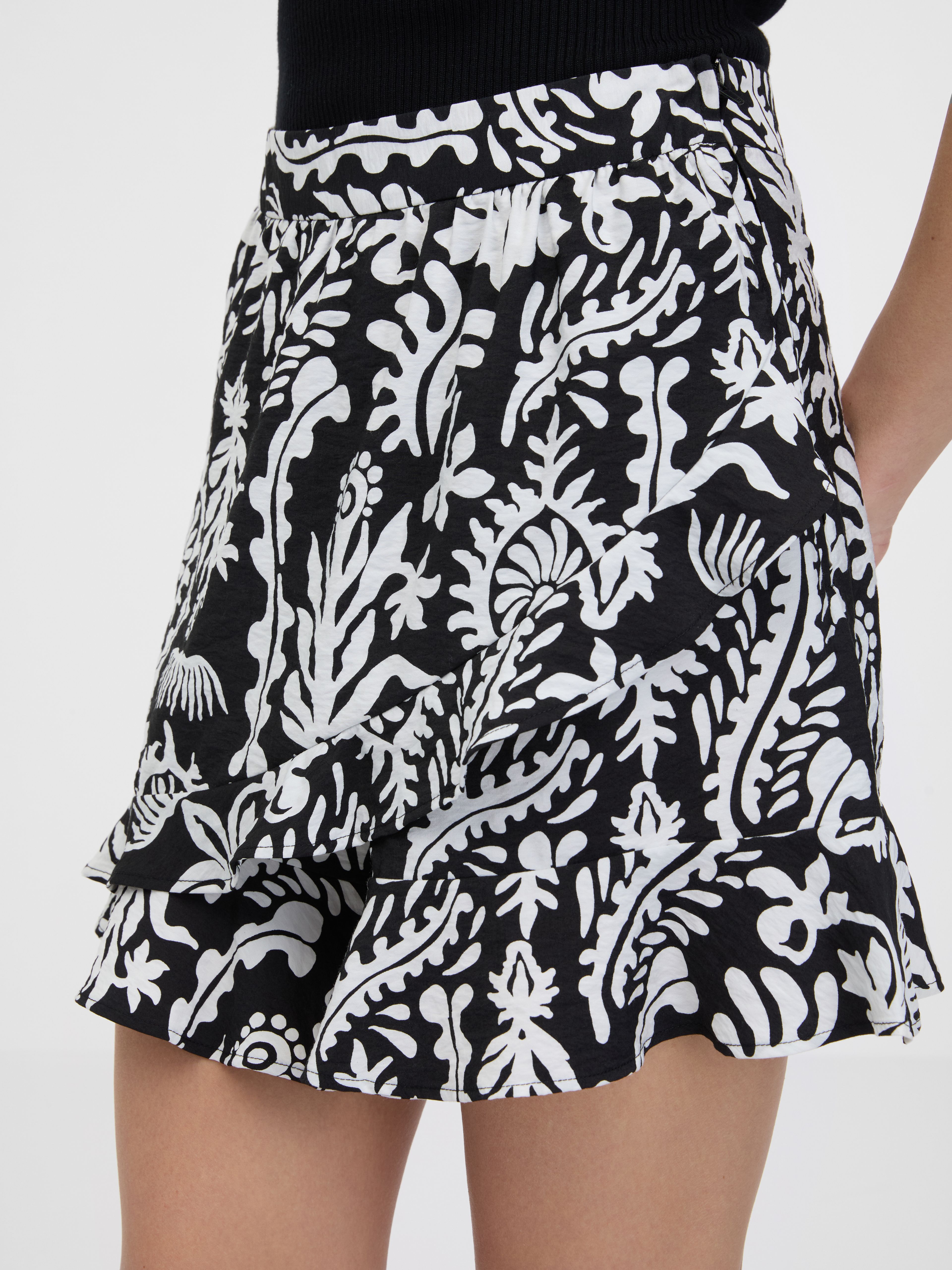 Schwarze Damen-Shorts mit Rüschen ORSAY