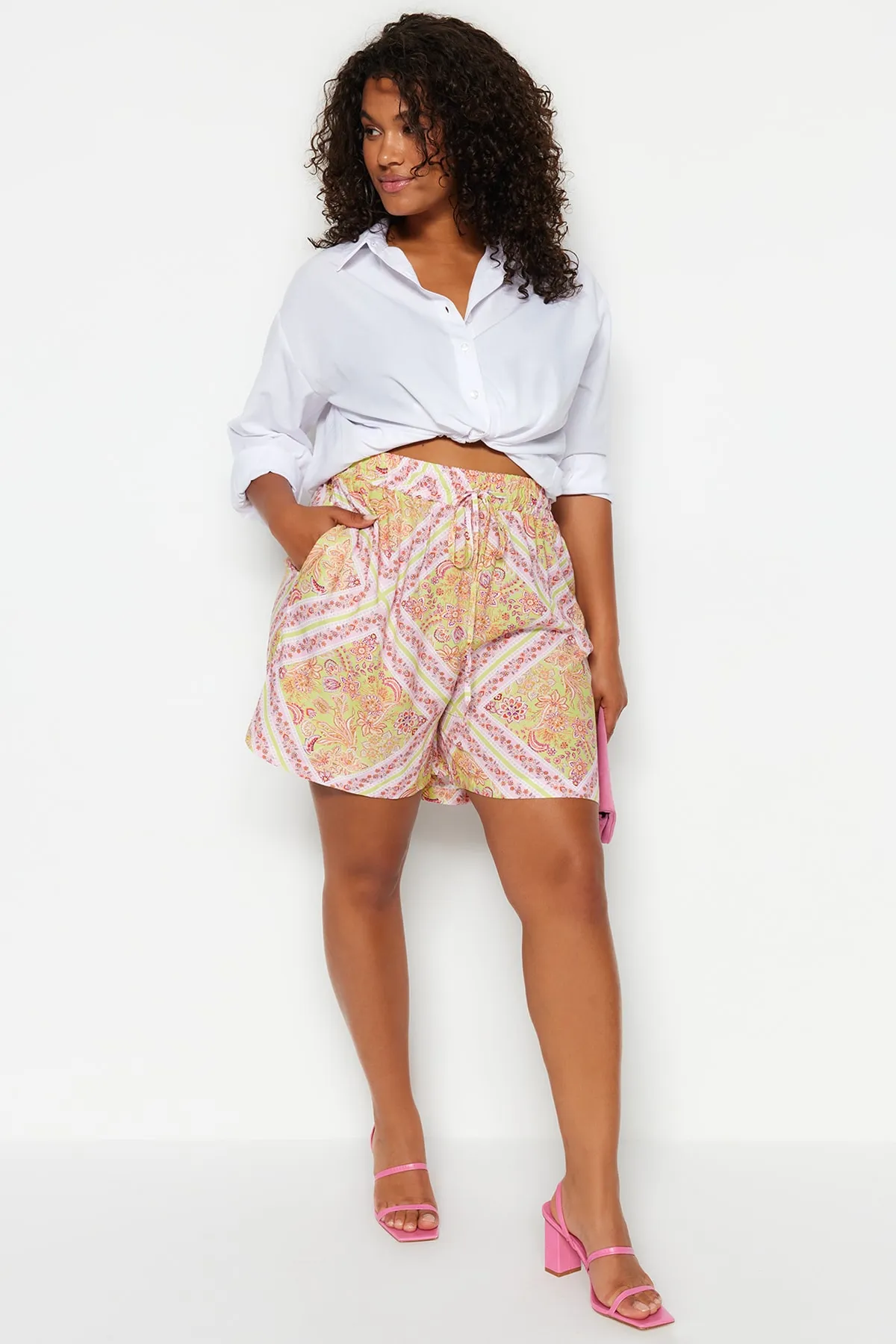 Trendyol Curve  Mehrfarbige Shorts mit Schalmuster und Bermuda TBBSS23AP00019