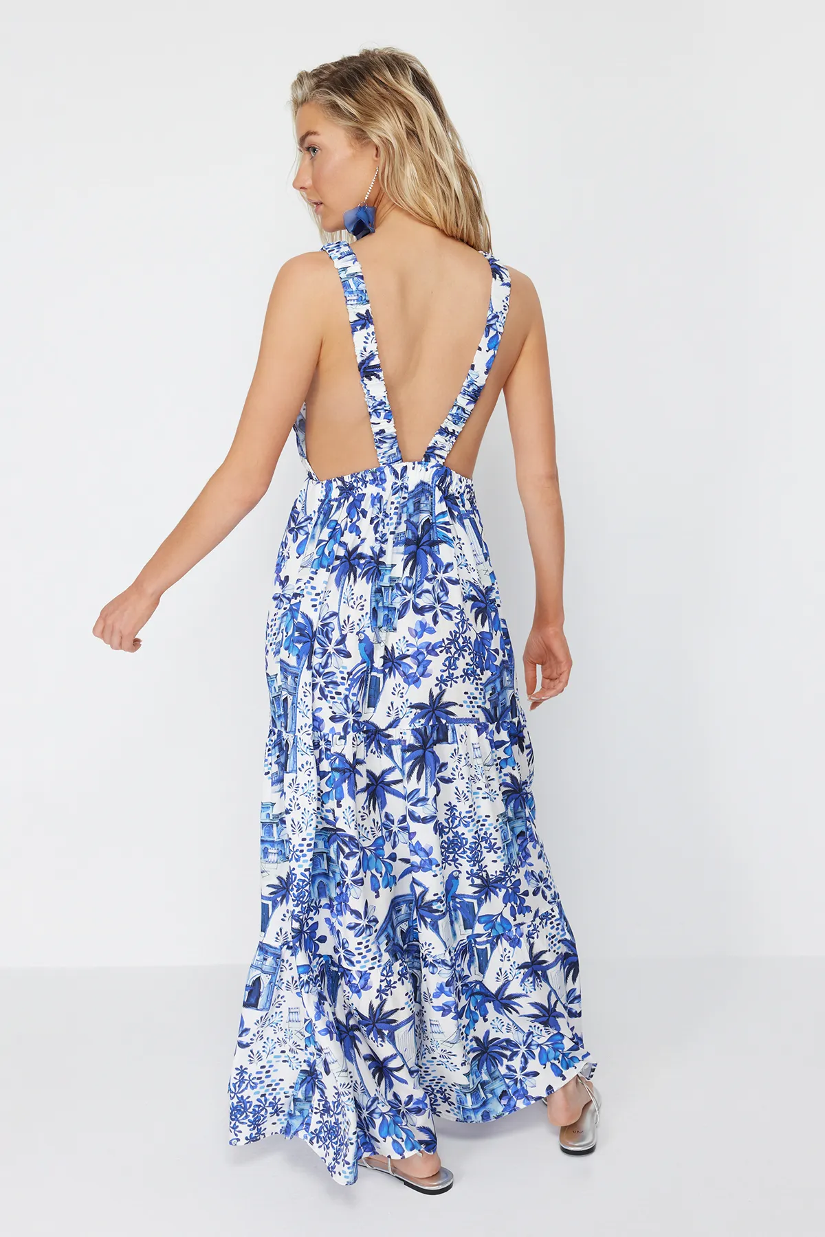 Trendyol Collection  Rückenfreies Maxi-Strandkleid aus Webstoff mit tropischem Muster TBESS24EL00009
