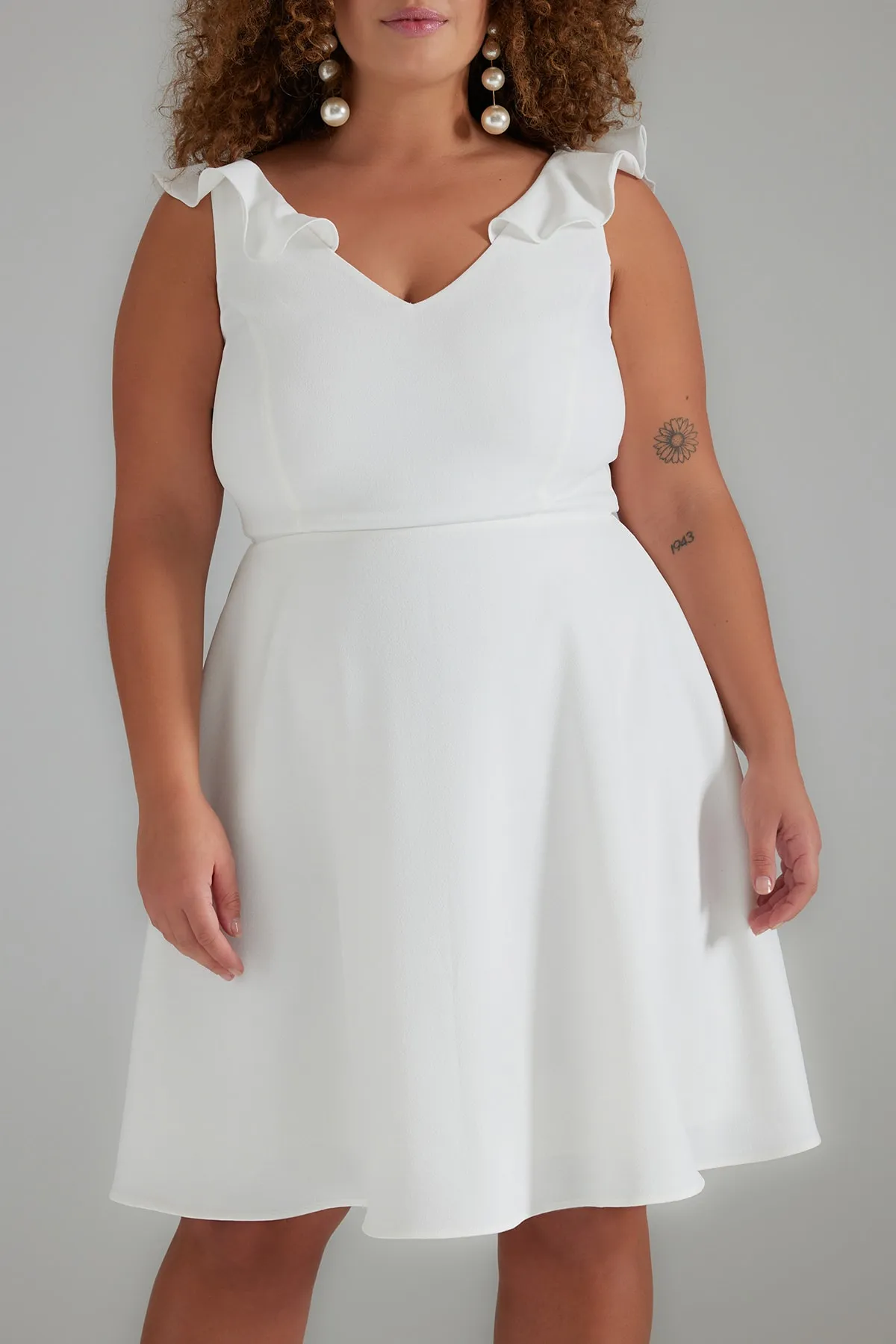 Trendyol Curve  Weißes, gewebtes Minikleid mit Rückendetail TBBSS23AH00226