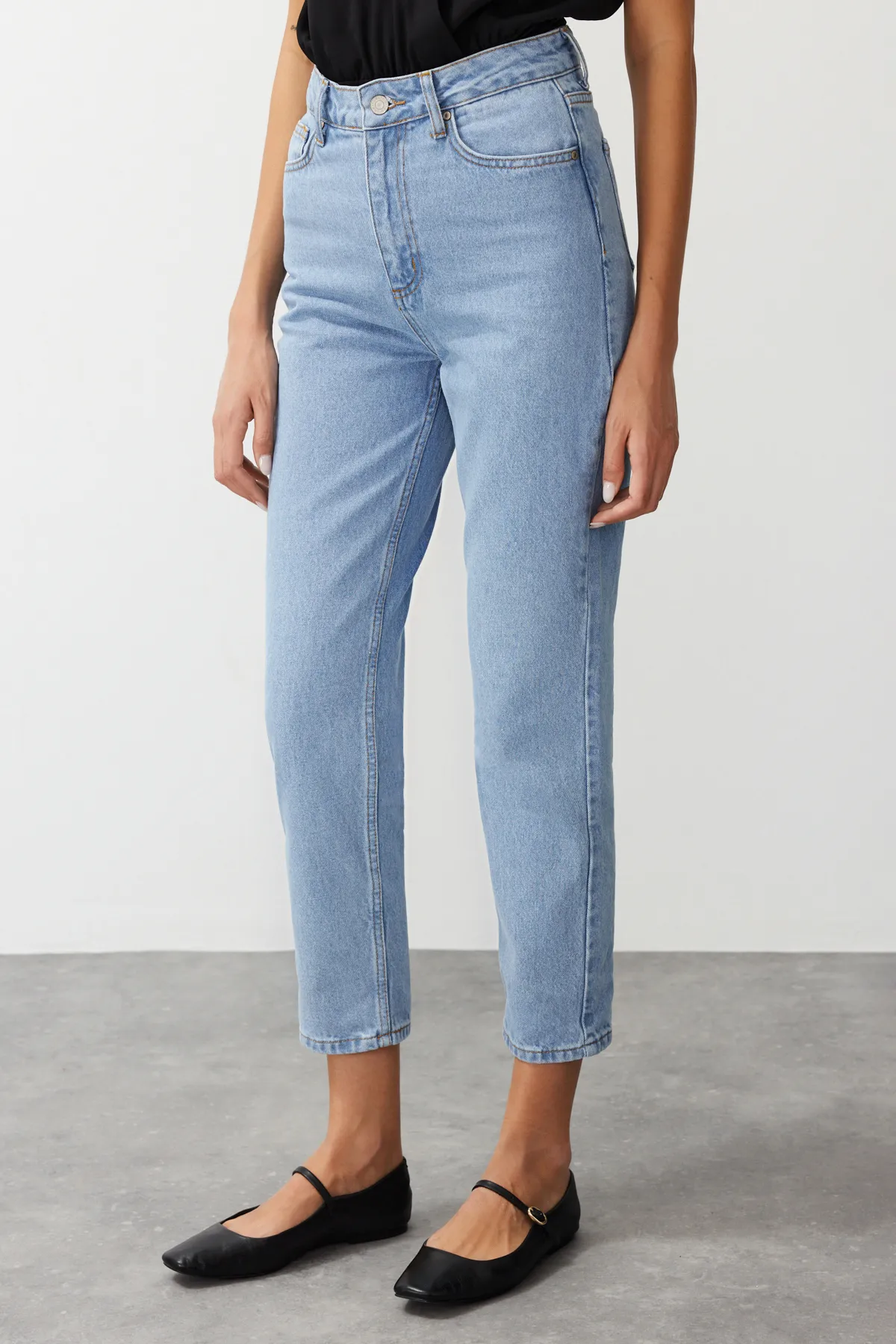 Trendyol Collection  Blaue High-Bel-Mom-Jeans TWOSS20JE0108
