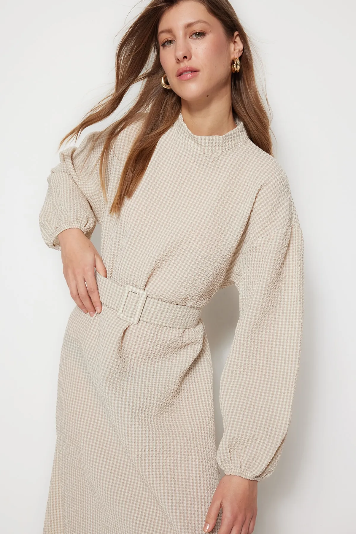 Trendyol Modest  Beiges Seersucker-Gewebekleid mit stoffbezogenem Bund TCTSS23EB00252