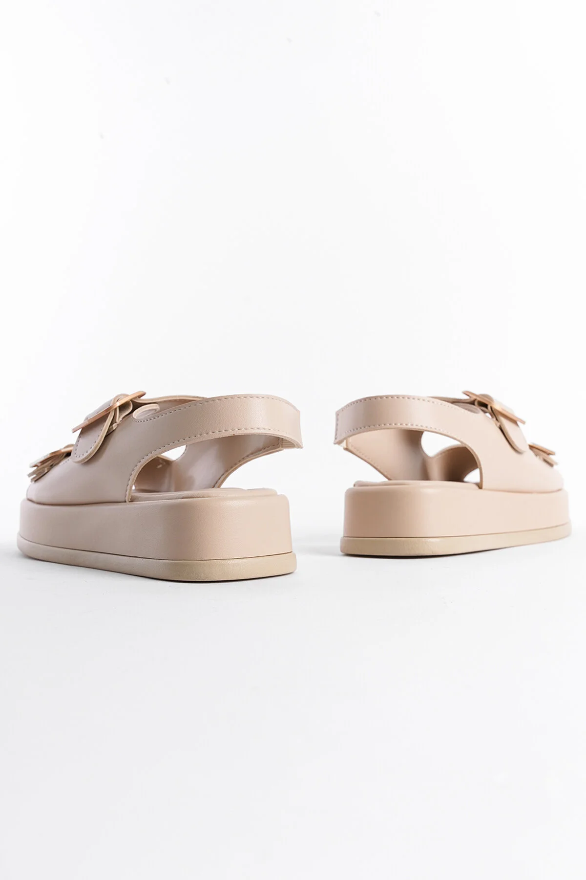 Capone Outfitters  Damensandalen mit Keilabsatz und doppelter Riemenschnalle