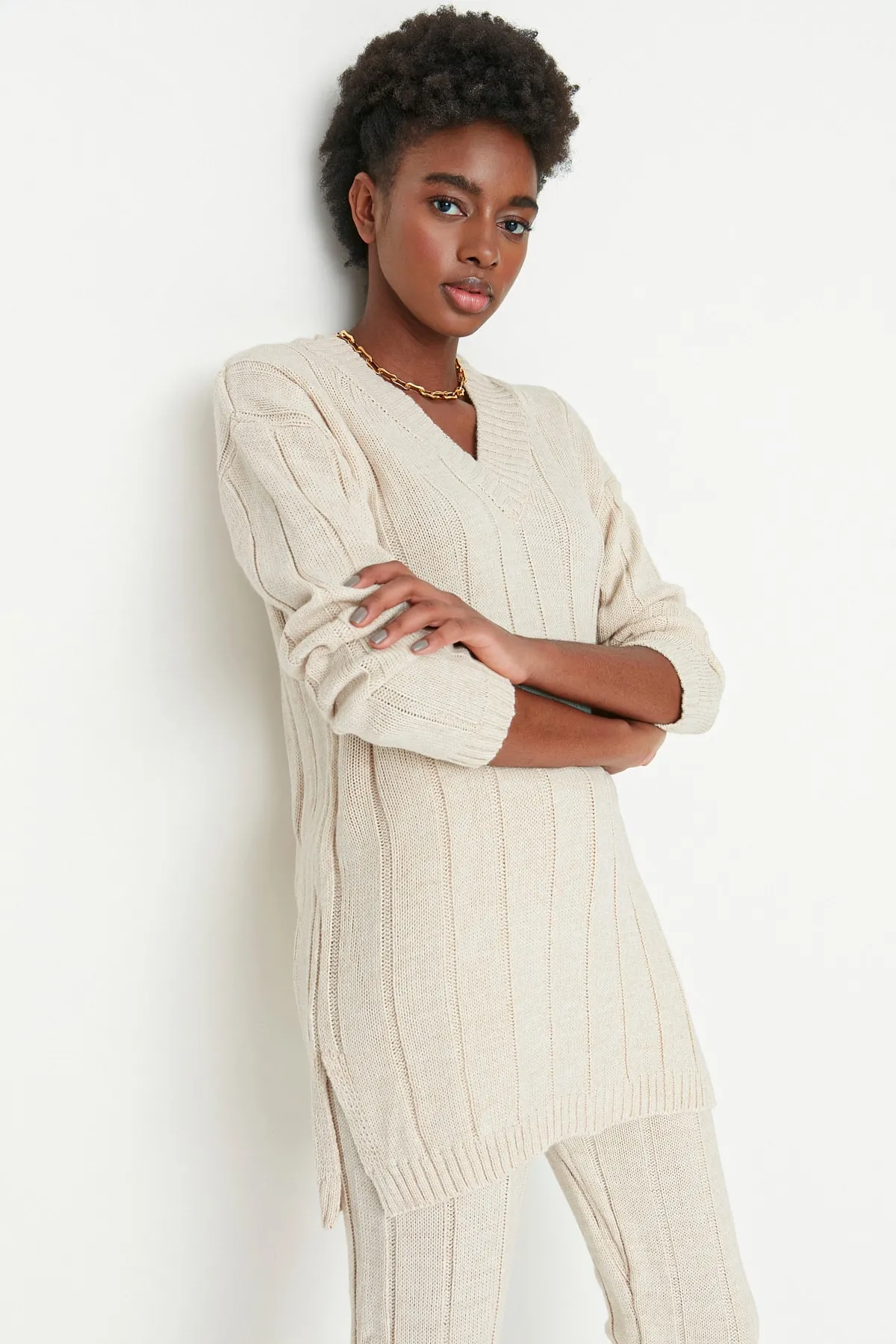 Trendyol Collection  Beiges Oversize-Set aus Pullover und Hose mit V-Ausschnitt und Strickoberteil