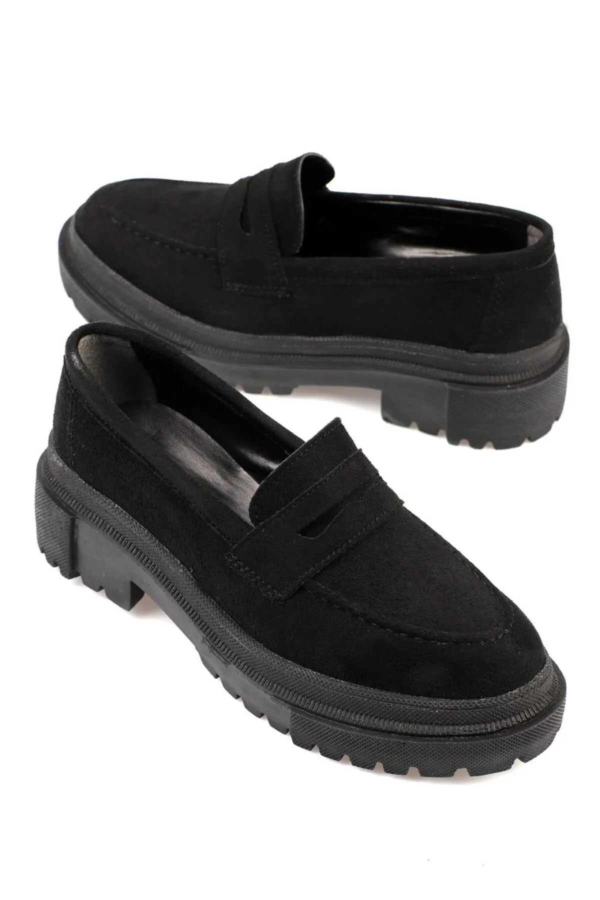Capone Outfitters  Capone Damen-Loafer aus schwarzem Wildleder mit ovaler Zehenpartie und Trac-Sohle