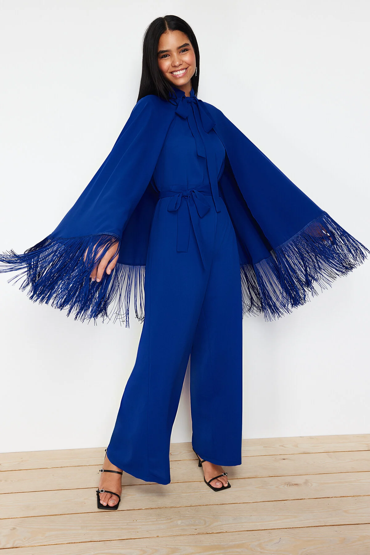 Trendyol Modest  Marineblauer Cape-Jumpsuit mit Quasten, Abendkleid TCTAW24DB00007
