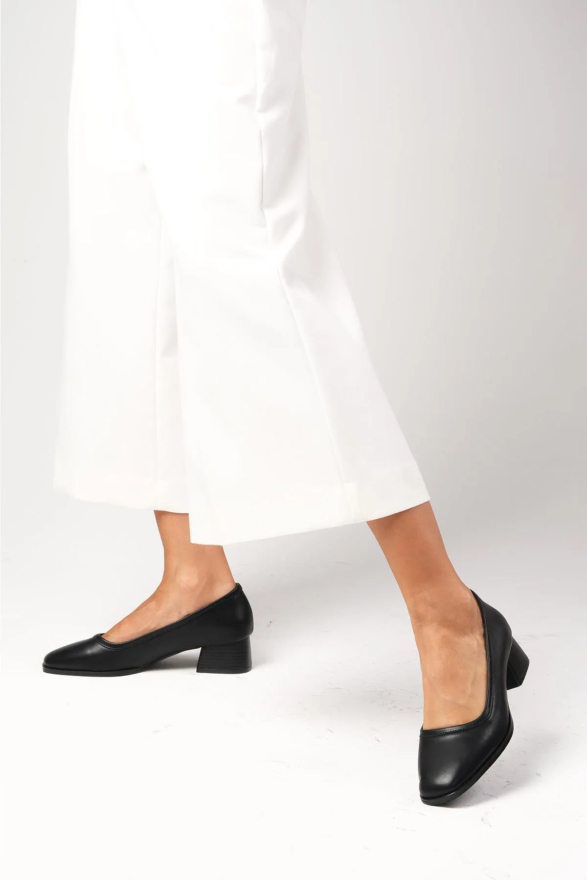 Mio Gusto  Mona Damen-Schuhe mit kurzem Absatz, schwarze Farbe, stumpfe Zehenpartie, dicke Sohle