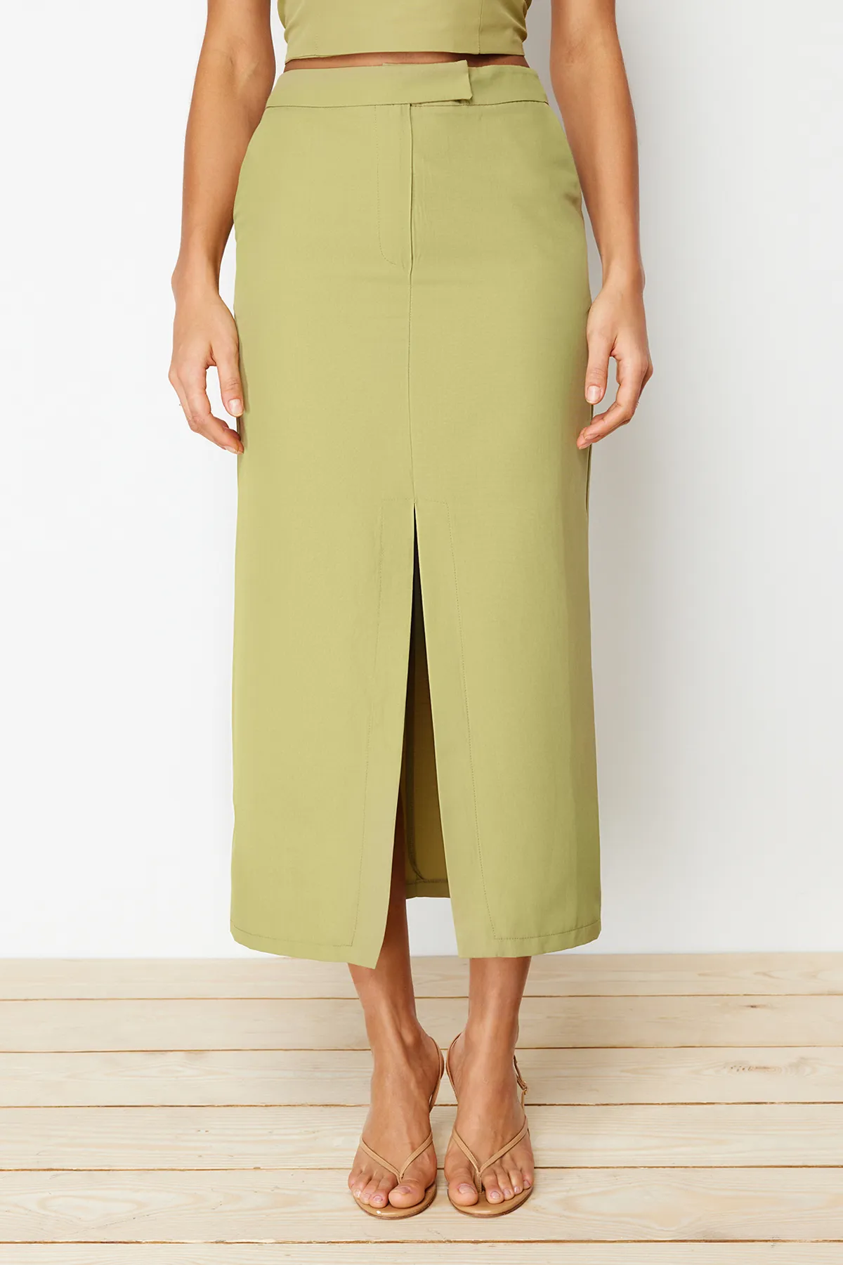 Trendyol Collection  Khaki Premium Midi-Webrock mit geradem Schlitz vorne TWOSS24ET00071