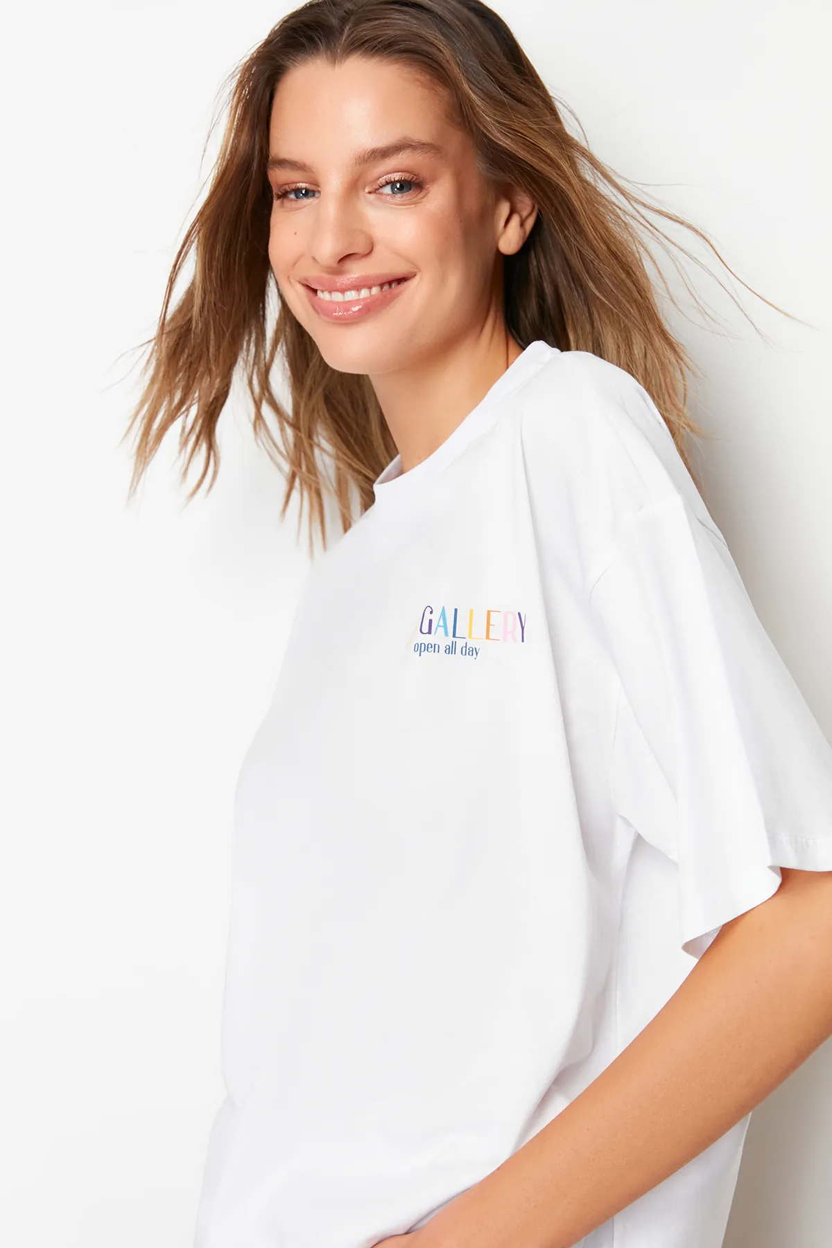Trendyol Collection  Weißes, vorn und hinten bedrucktes Boyfriend-Strick-T-Shirt mit Rundhalsausschnitt aus 100 % Baumwolle TWOSS23TS00057