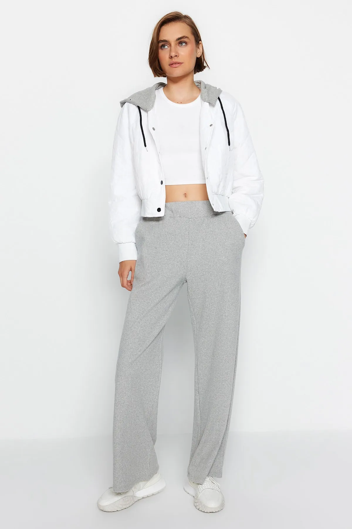 Trendyol Collection  Graue Jogginghose aus Rippstrick mit weitem Bein und bequemem Schnitt TWOAW23EA00065