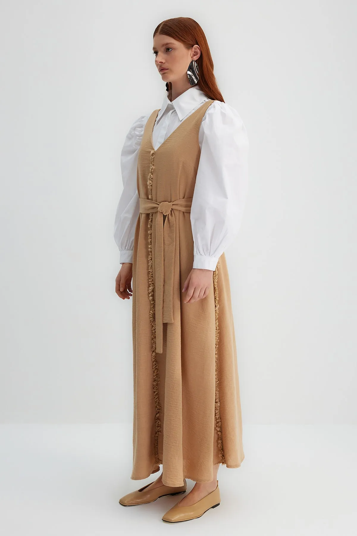 Trendyol Modest  X Kevser Sarıoglu Beiges gewebtes Gilet-Kleid mit Gürtel und Quastendetail TCLSS23EB00000