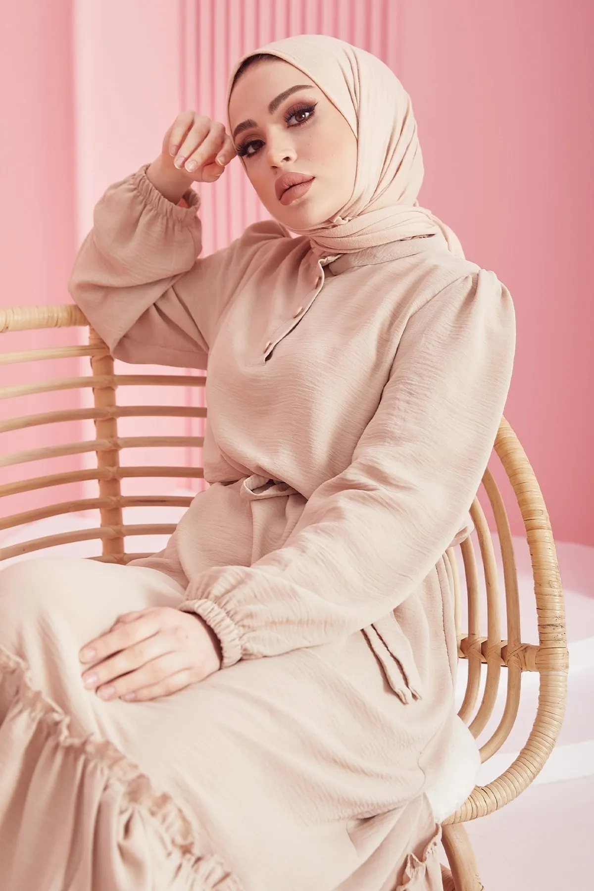 InStyle  Meyra Ayrobin Hijab-Kleid mit Knöpfen – Beige