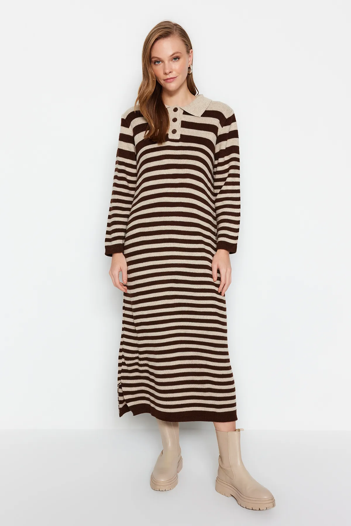 Trendyol Modest  Braunes gestreiftes Strickkleid mit Polokragen TCTAW24EB00026