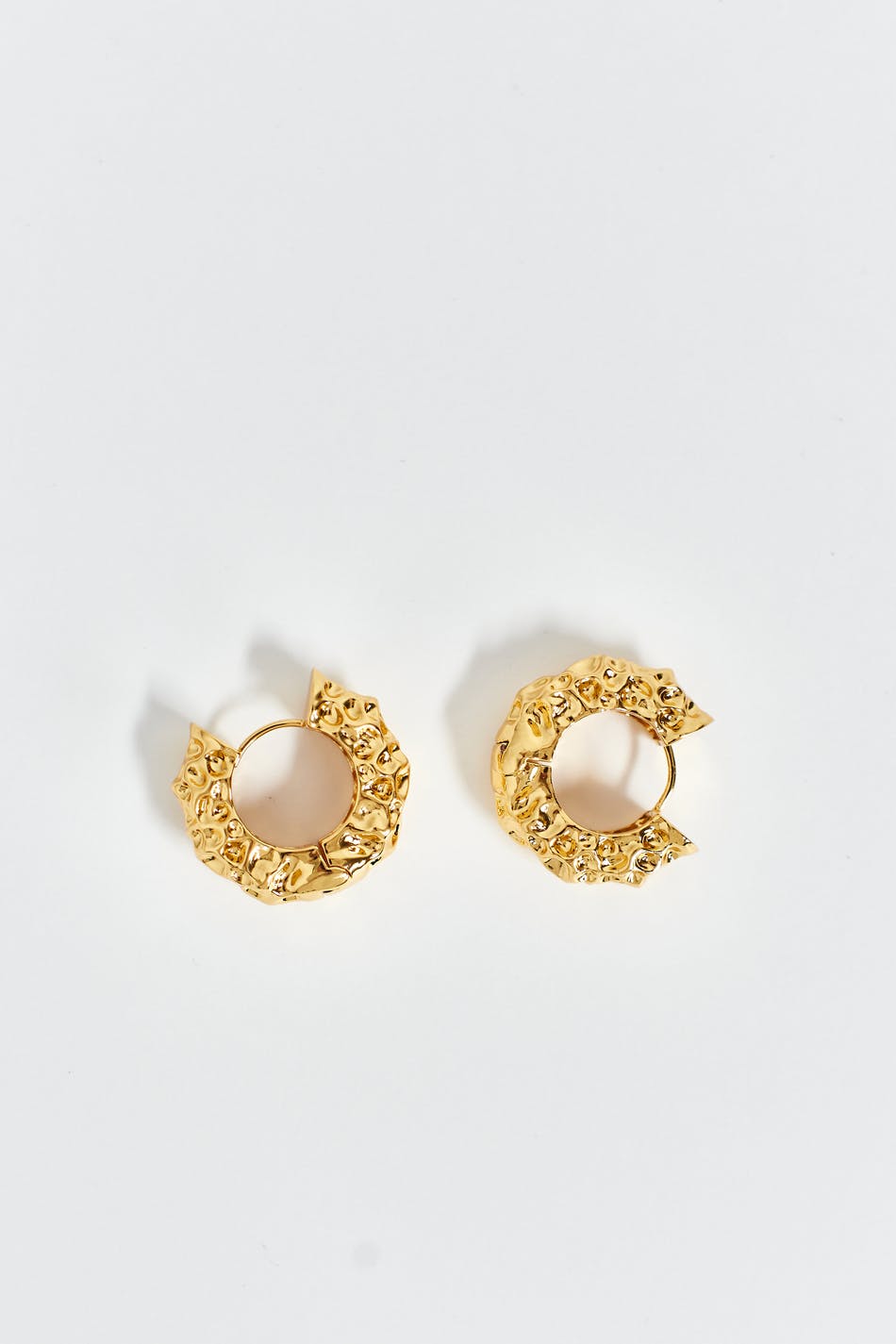 Crinkled gold hoops earrings