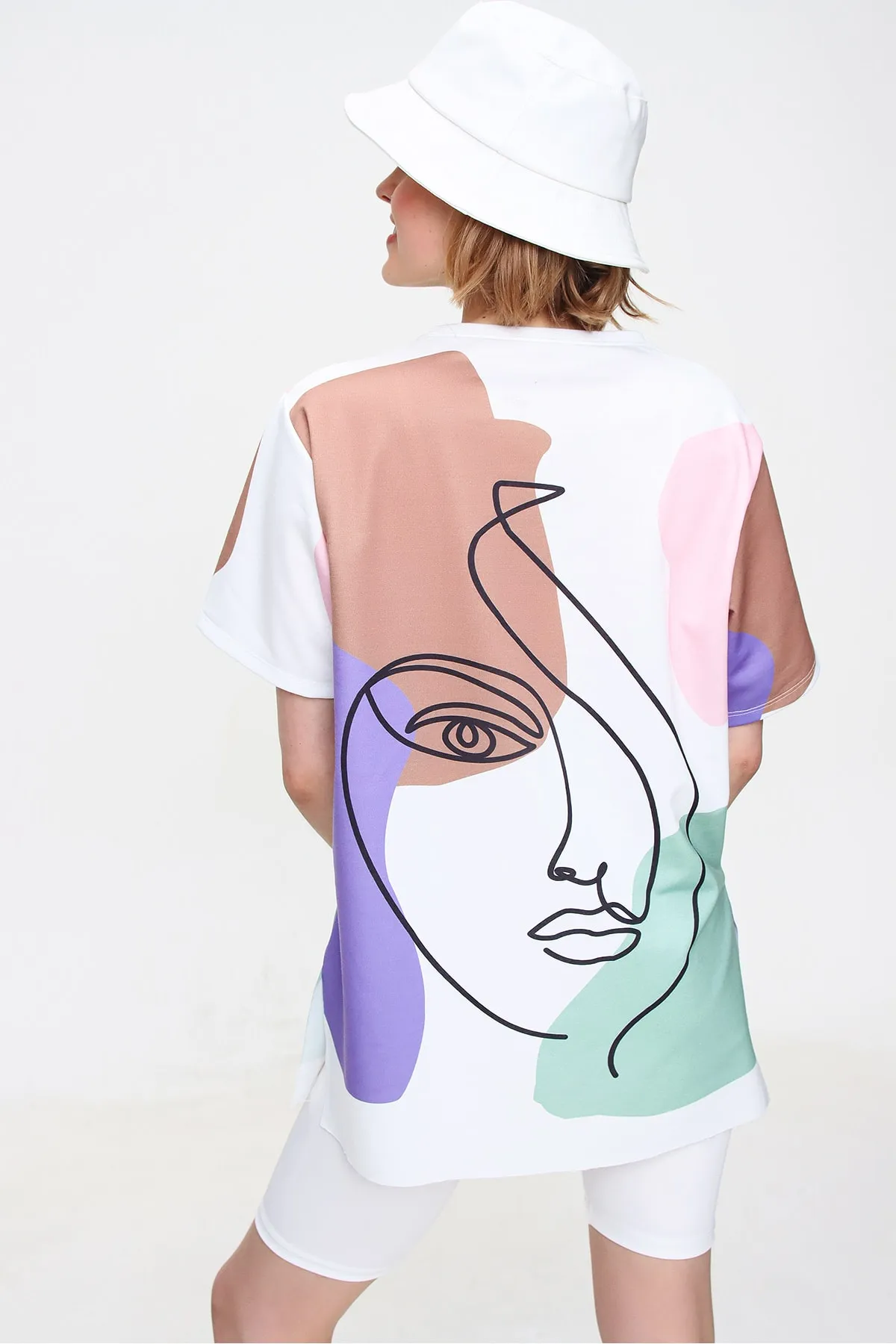 Trend Alaçatı Stili  Damen-Sweatshirt in Pulverform mit Rundhalsausschnitt und Digitaldruck und seitlichem Schlitz MDA-1106