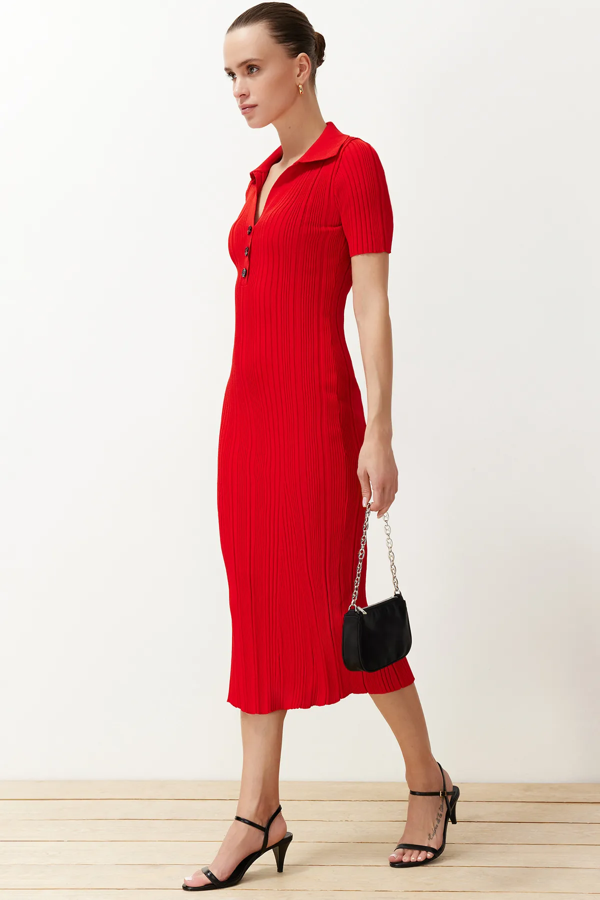 Trendyol Collection  Roter einfarbiger Maxi-Strick-Polokragen TWOSS24EL00282