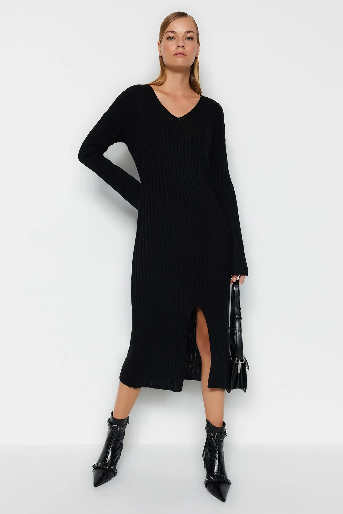 Trendyol Collection  Schwarzes Midi-Strickkleid mit V-Ausschnitt TWOAW24EL00066