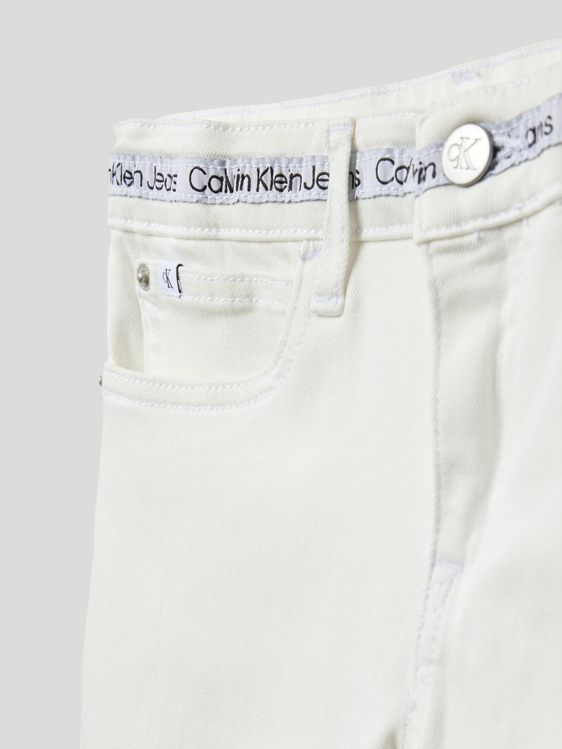Jeans mit Label-Details in offwhite