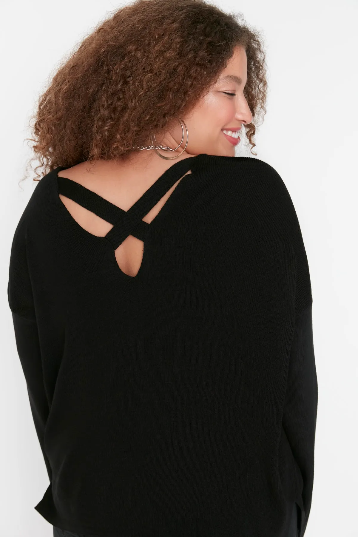 Trendyol Curve  Schwarzer Strickpullover mit Kreuzbanddetail auf der Rückseite