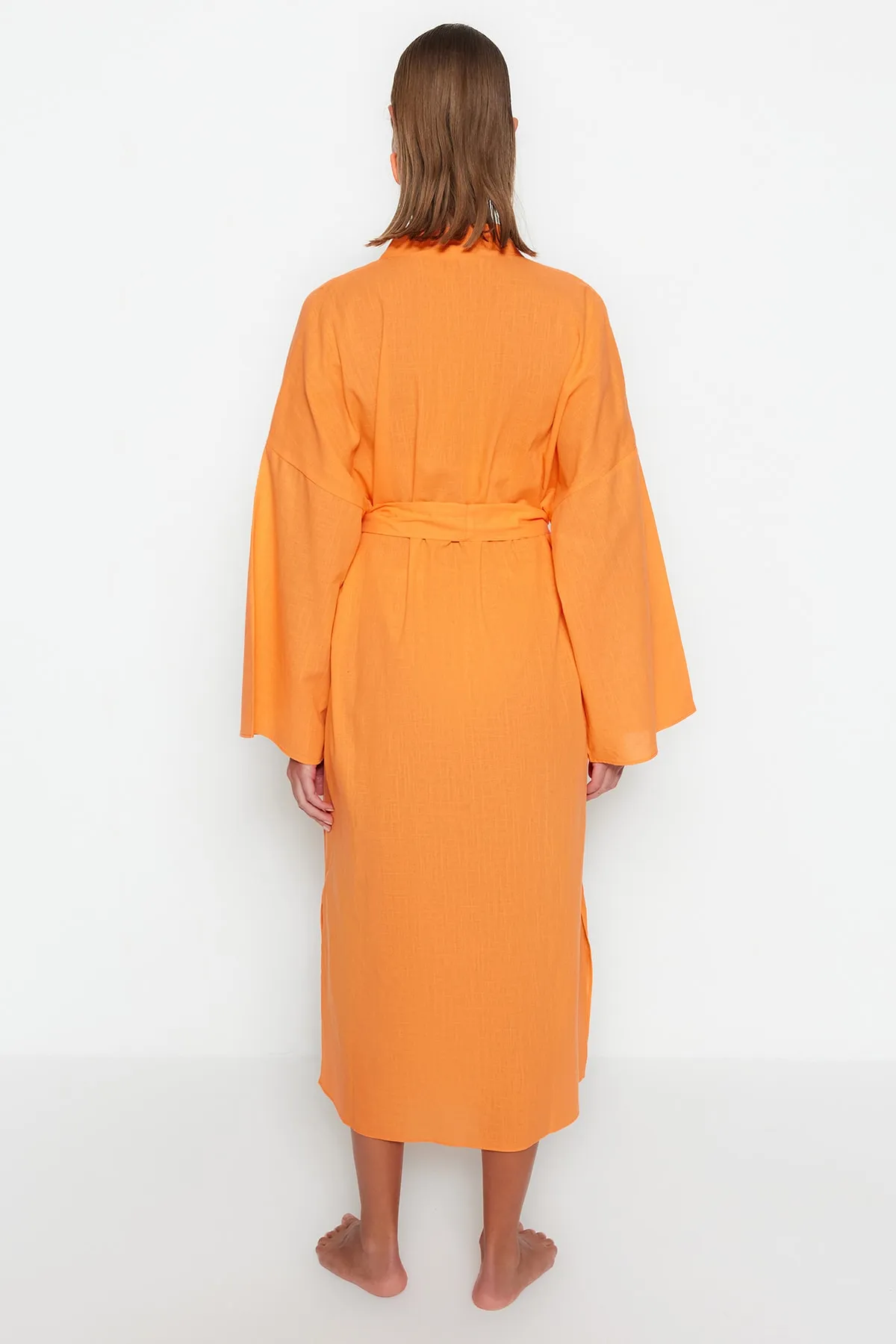 Trendyol Collection  Orangefarbener Maxi-Kimono und Kaftan aus Webstoff mit Gürtel TBESS23KM00044