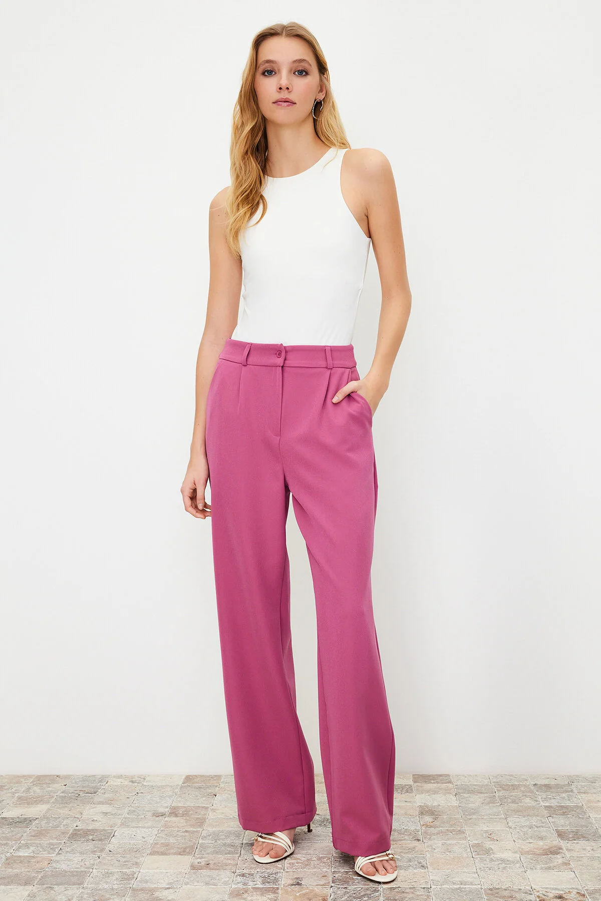 Trendyol Collection  Fuchsiafarbene, gewebte Hose mit hoher Taille und weitem Bein/Plissee mit weitem Bein TWOAW21PL0076