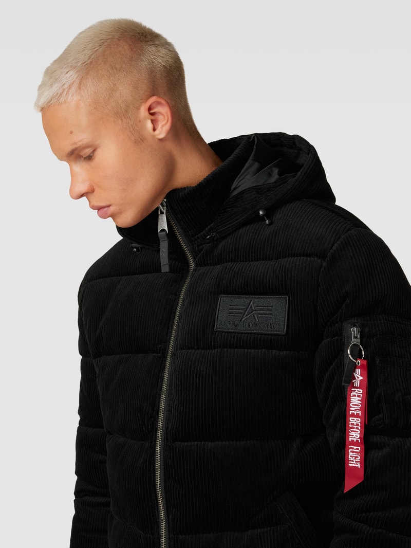 Steppjacke mit Label-Details in schwarz
