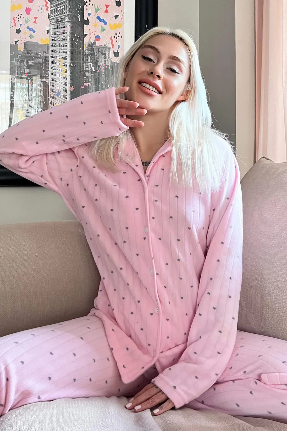 Pijamaevi  Hellrosa Pyjama-Set aus Plüsch-Fleece mit Herzmuster und Knöpfen vorne