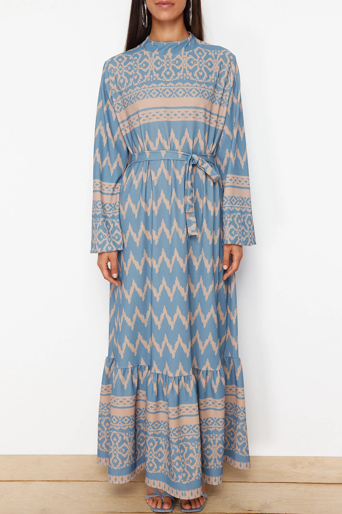 Trendyol Modest  Türkis gemustertes Kleid aus Viskosegewebe mit Gürtel TCTSS24EB00258