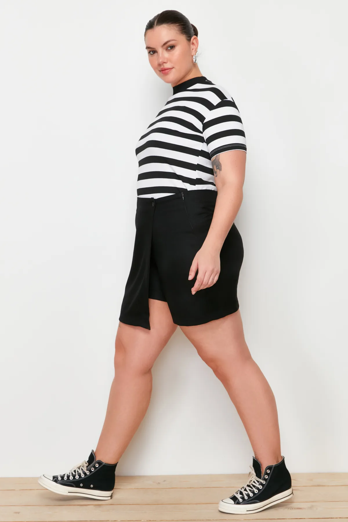 Trendyol Curve  Schwarzer schlichter Shorts-Rock Finike gewebter Plus-Size-Rock TBBAW24AP00002