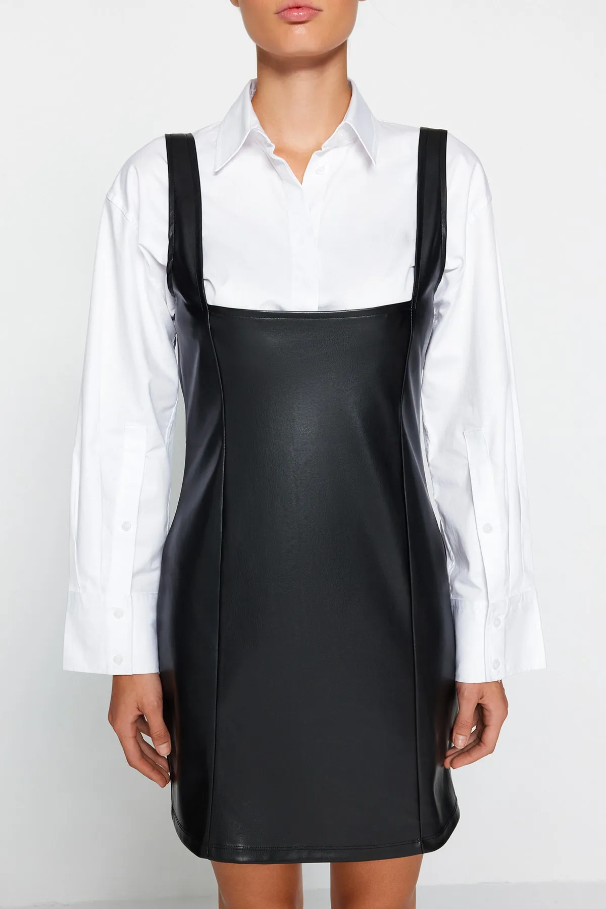 Trendyol Collection  Schwarz gefüttertes Mini-Gilet-Strickkleid aus Kunstleder mit quadratischem Kragen TWOAW24EL00374