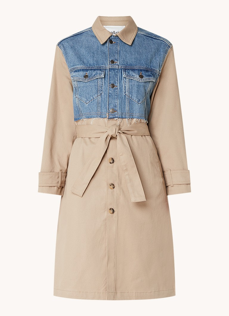 Gabardina Tomy de ba&sh con detalles de mezclilla y cinturón.