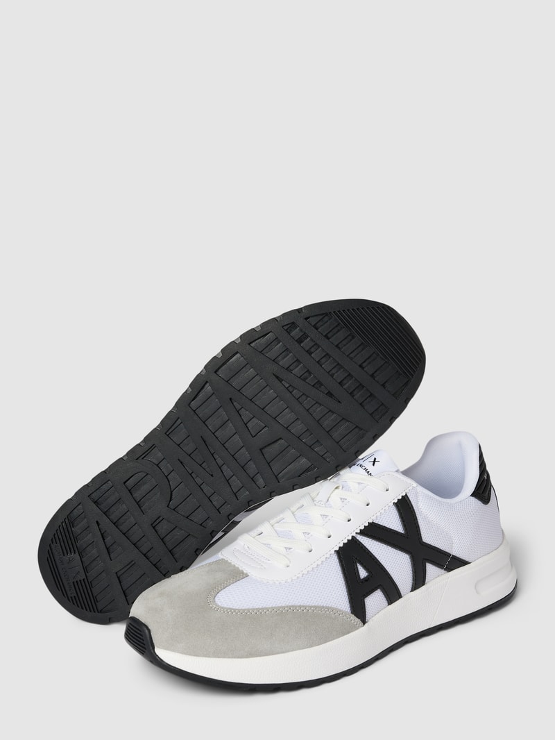 Sneaker mit Label-Details in weiß