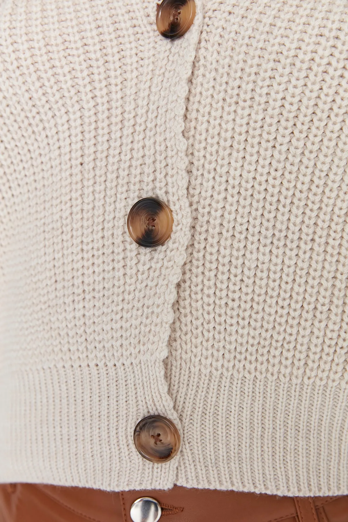 Trendyol Collection  Strickjacke mit Steinknopfdetail