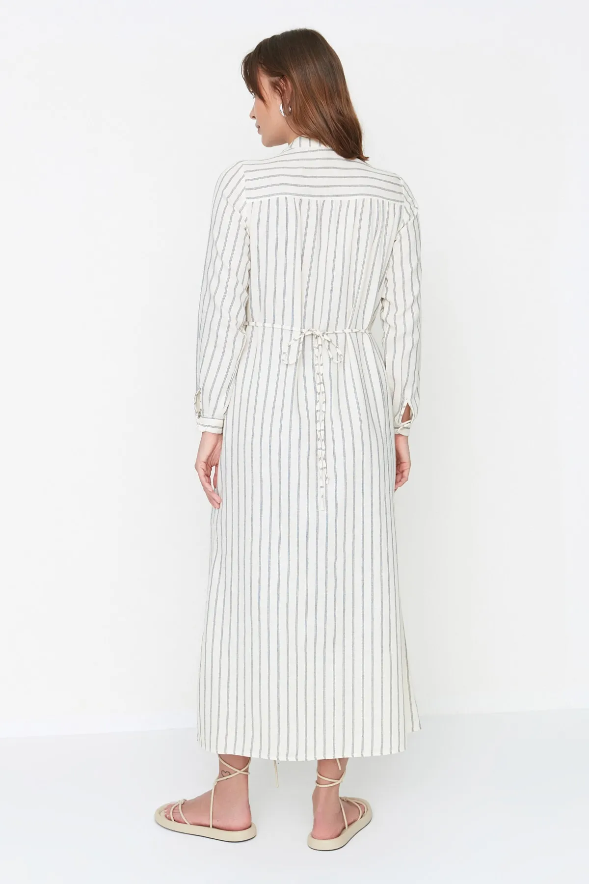 Trendyol Modest  Ecrufarbenes, gewebtes Kleid mit Streifendetail und Taillengürtel TCTSS22EB0229