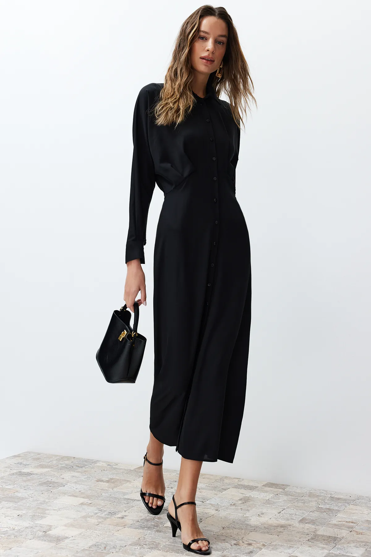 Trendyol Modest  Schwarzes, gewebtes Hemdkleid mit Taillendetails TCTSS24EB00011